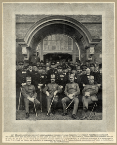 98735 Groepsportret van de autoriteiten en gedecoreerde officieren, op het terrein van de Kromhoutkazerne (Prins ...